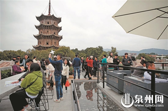今年春节期间开张的西街游客服务中心，游客络绎不绝。图为游客在服务中心顶楼拍照打卡
